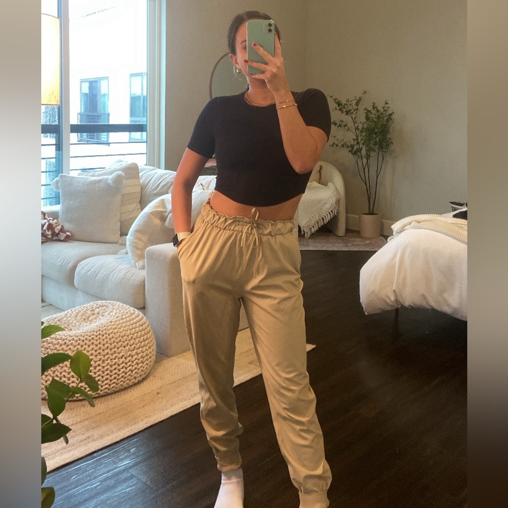 Lululemon Keep Moving Jogger Size 6 in Color Trench